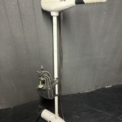 Newport L-Series 62lb Thrust Transom Mounted Saltwater Electric Trolling Motor w/LED Battery Indicator (40" Shaft)