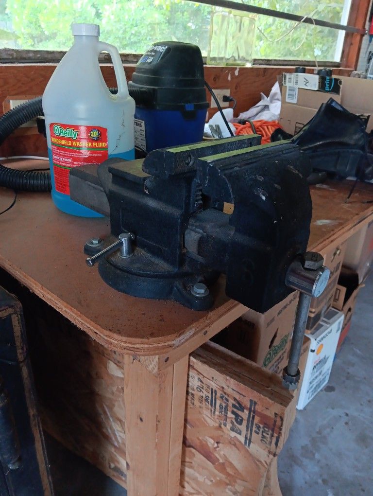 Giant Vice Tool