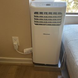 Hisense 6000 BTU DOE ( 115-Volts ) White Vented Portable Air Conditioner Remote Control Included Cools 250-Sq. Feet