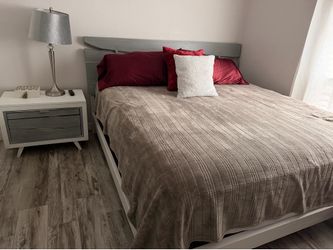 King size bedroom mod.Dana