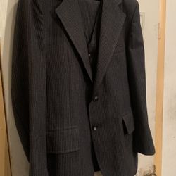 New 3 Piece Suit Size 42 Regular W 36
