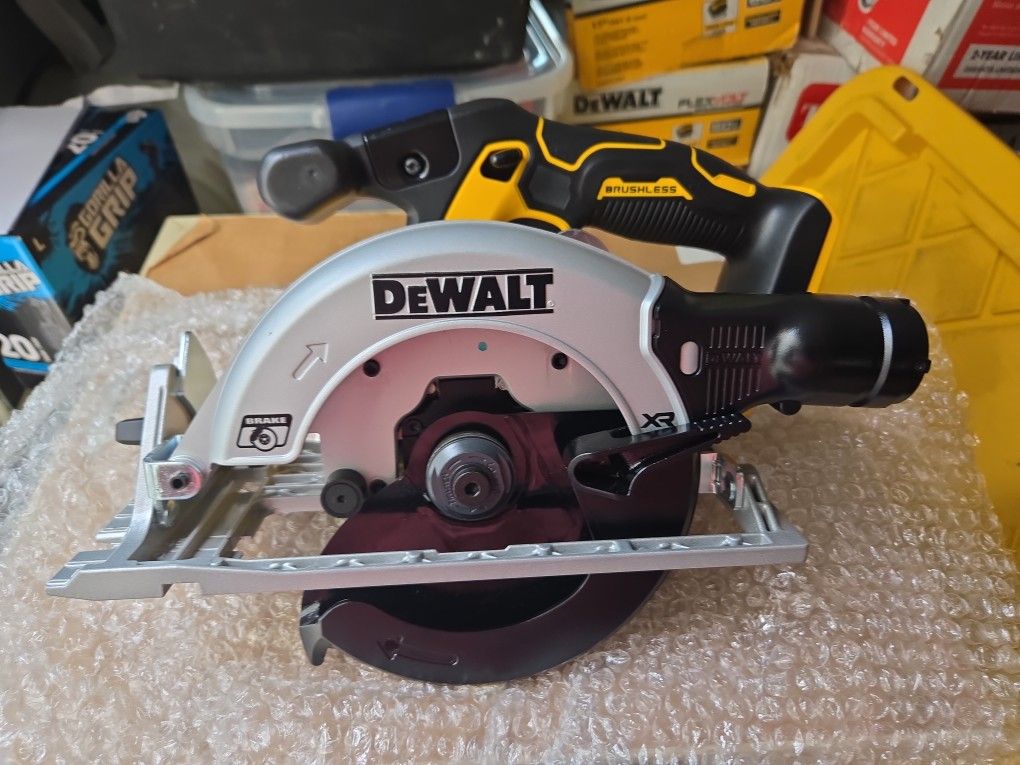 DEWALT 20VMAX XR BRUSHLESS DCS565 6-1/2"(165MM) CORDLESS CIRCULAR SAW (TOOL ONLY) NEW PRICE IS FIRM 