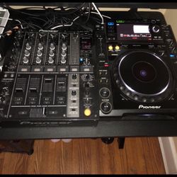 Pioneer CDJ-2000 (1) & Pioneer DJM-700 w/carrying case