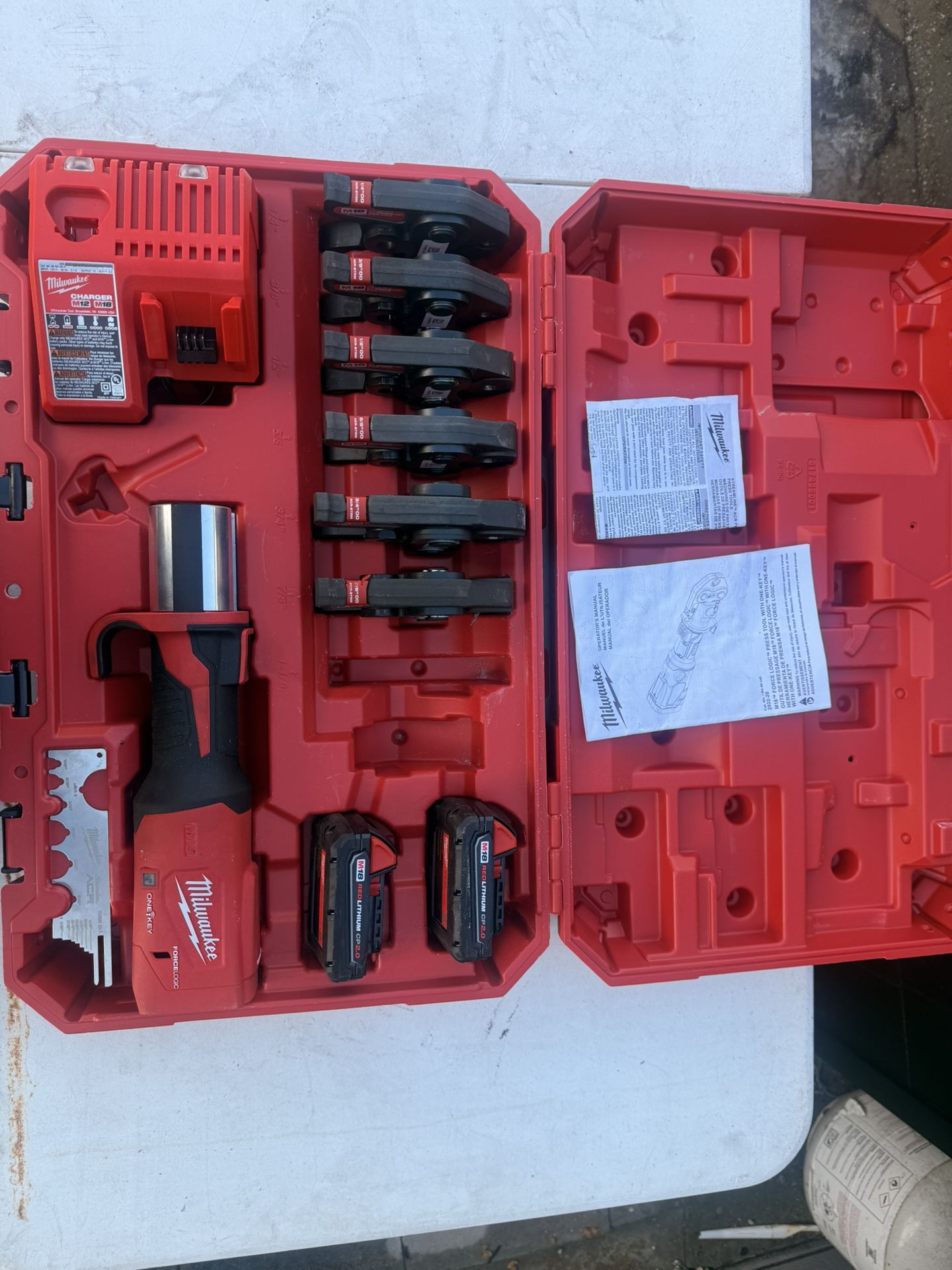 Gently used Milwaukee M18 press tool kit. Includes tool 2 batteries charger and various copper fittings. In good condition.