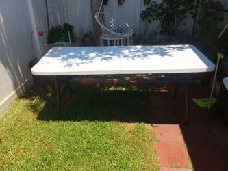 Foldable table