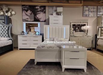 Elegant! 4-pc bedroom set: queen size bed, dresser, mirror & nightstand