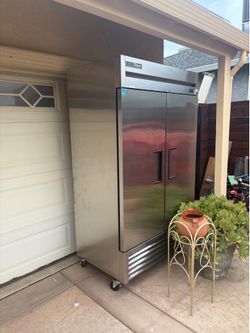 two door commercial refrigerator True two door commercial refrigerator