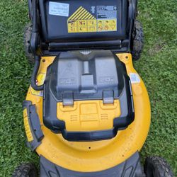 WALT 20V MAX 21.5 in. Electric Battery Powered Walk Behind Push Lawn Mower with (2) 10Ah Batteries & Charger