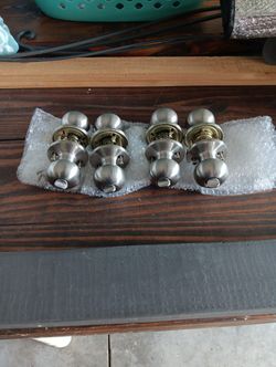 4 Door Knobs / Privacy Lock / PLus Hardware.