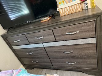Nightstand and drawer dresser