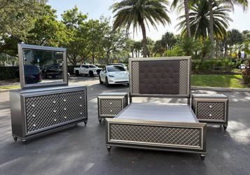 Beautiful Bedroom Set Queen Size Solid Wood Dark Gray Color In Excellent Condition By Malaysia Furni