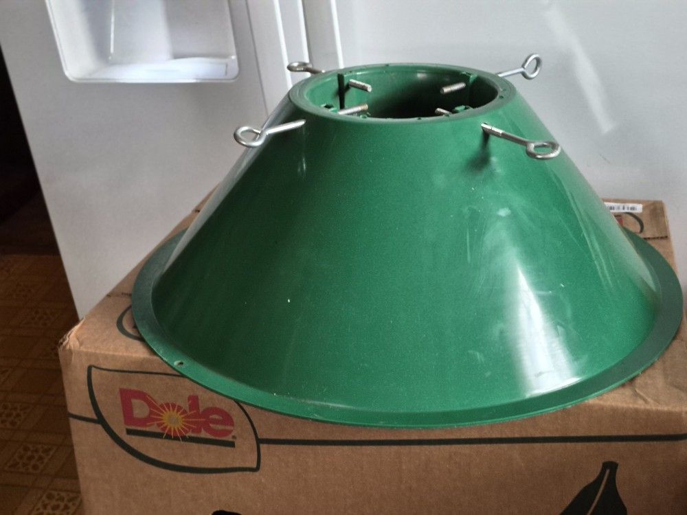 This Is A Christmas 🎄 Stand. It All Green.  Have A Little Or Anysize Tree. 