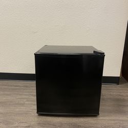 Mainstays 1.7 Cu Ft Mini Fridge – Black – Open Box