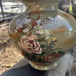 Japanese Satsuma or Kutani-style porcelain vase