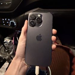 iPhone 14 Pro - 128 GB - Won’t Stay On For > 1 Min. 