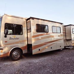 2006 Bounder 3 Slide  34ft 