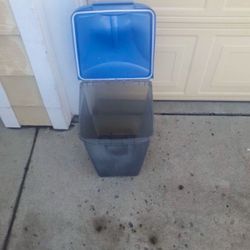 Animal Food Container 