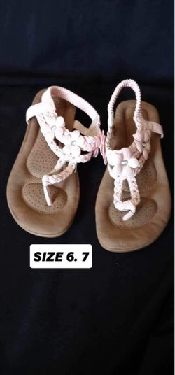 New women’s sandals available in size 6,7