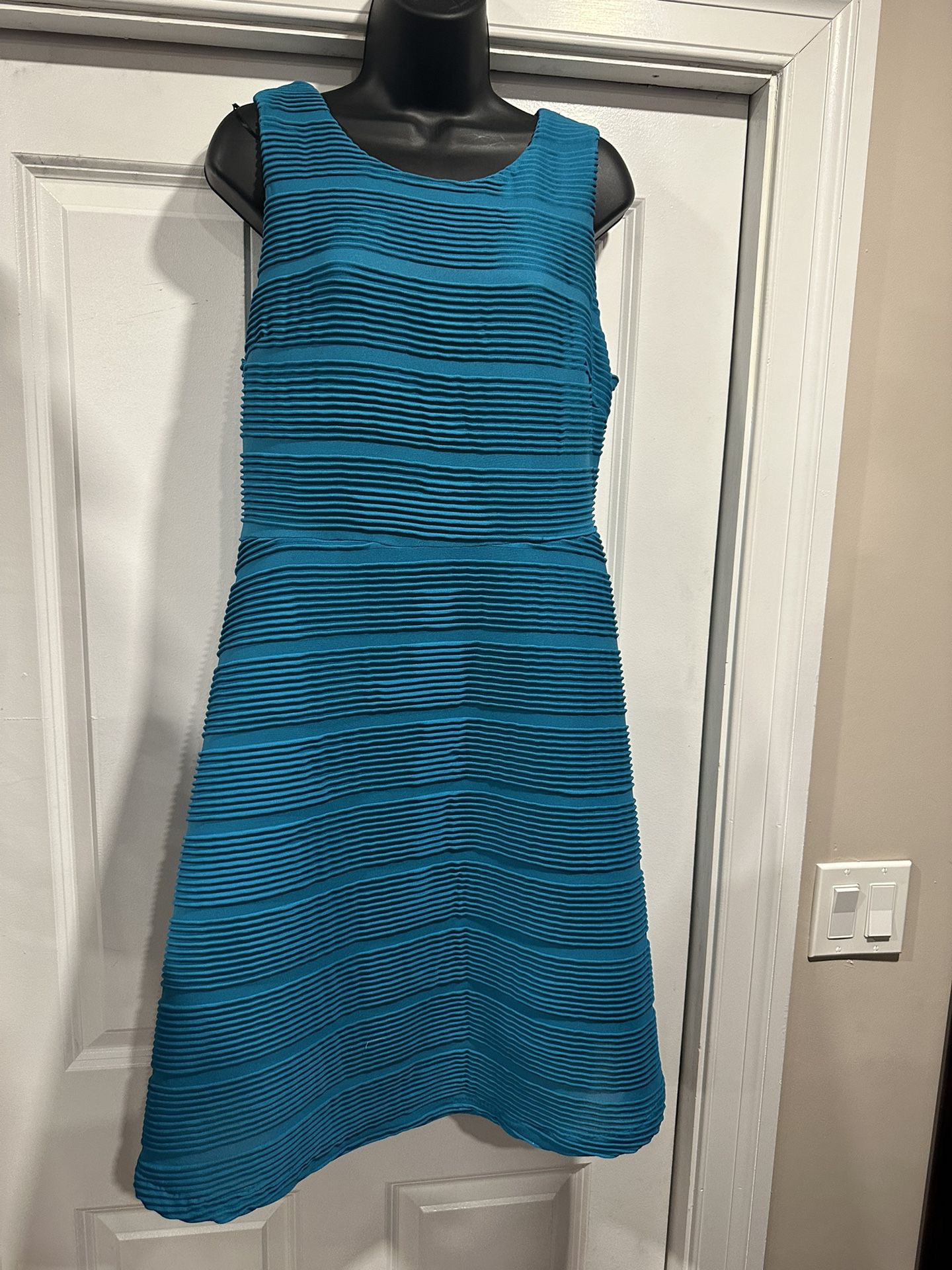 Chic Teal Pleated Dress with Keyhole Detail - Size 14