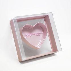 Pink Transparent Hard Plastic Square Flower Box With Heart Shape In The Middle/ Caja de flores cuadrada de plástico duro transparente rosa con forma d