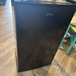 Almost Brand New Midea Mini Fridge 