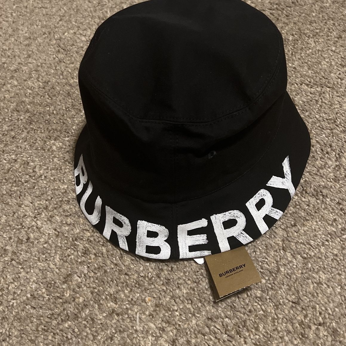 black burberry bucket hat