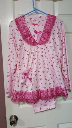 Beautiful pajamas it's brand new