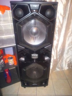 Good IQSOUND party speaker dual 15 inch woofers like new it's loud  has lights and everything
