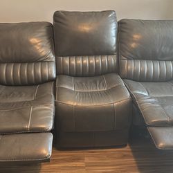 💺 Costco Leather Power Reclining Sofa – $750 (Great Condition)