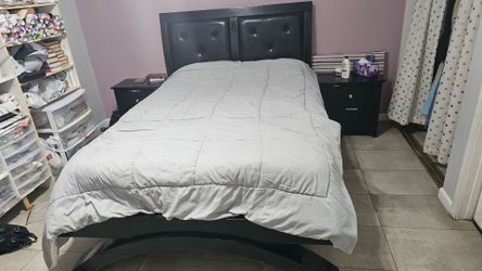 Queen bed with dresser with a  mirror