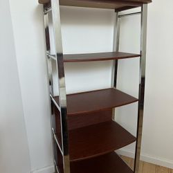 shelving unit / Estante con estructura metálica