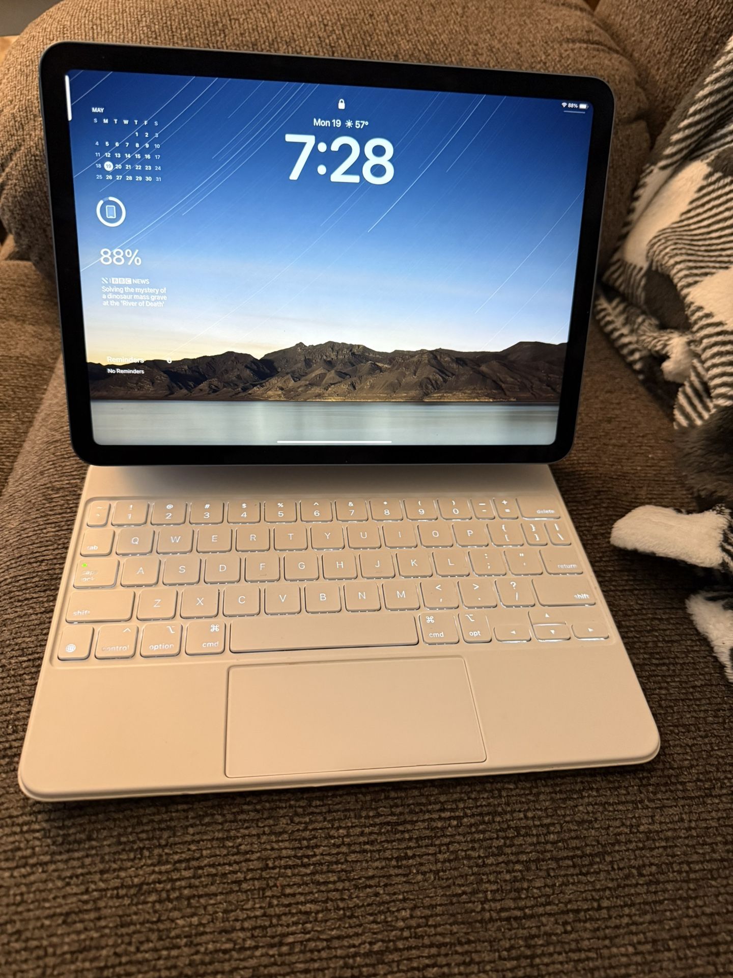 iPad Air 10.9” (5th Gen) M1 with Magic Keyboard