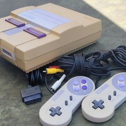 Super Nintendo  CONSOLE  WITH  2 CONTROLLERS WORKING 