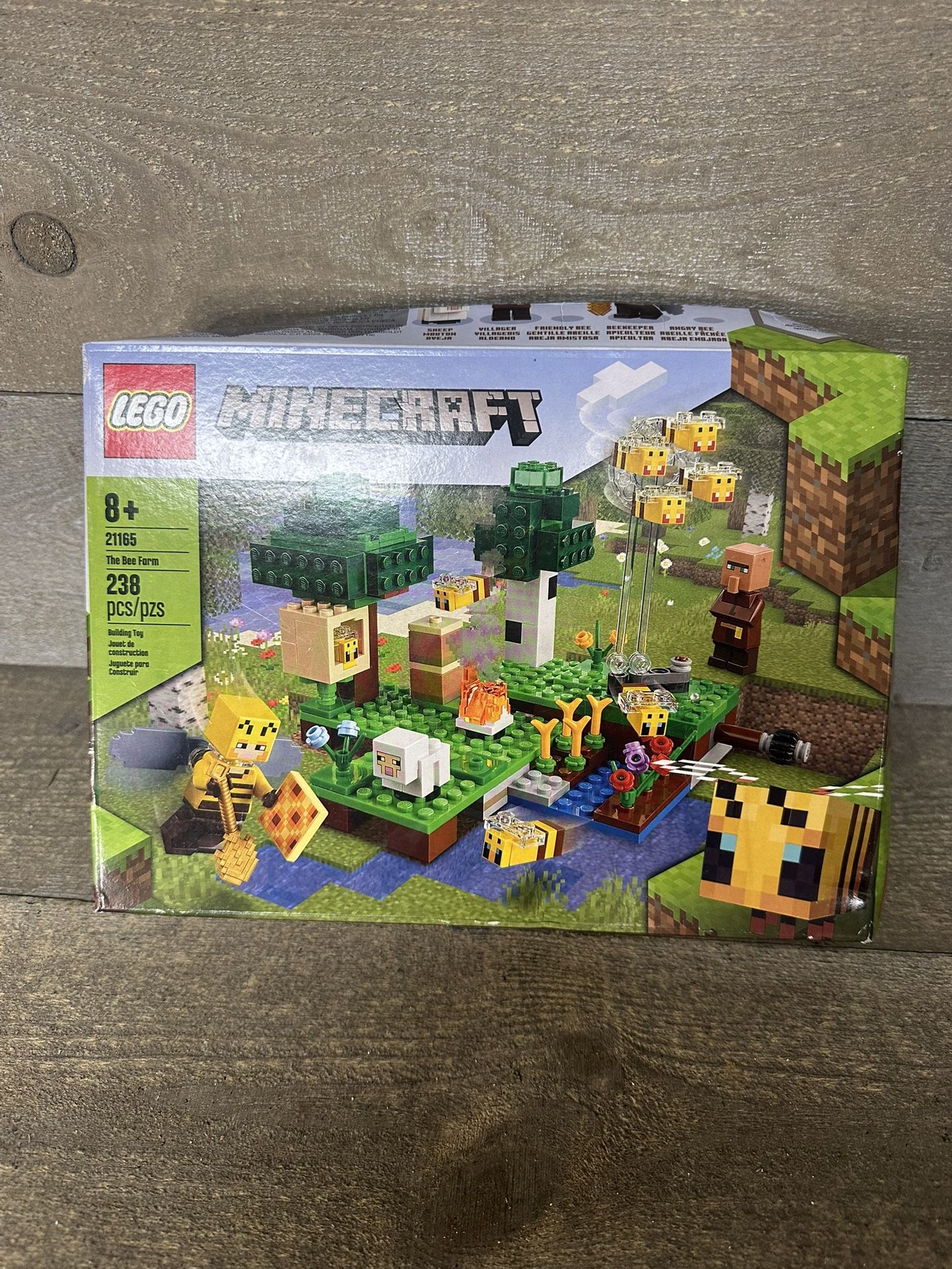 LEGO 21165 Minecraft The Bee Farm Set New Factory Sealed Retired Box Damage 