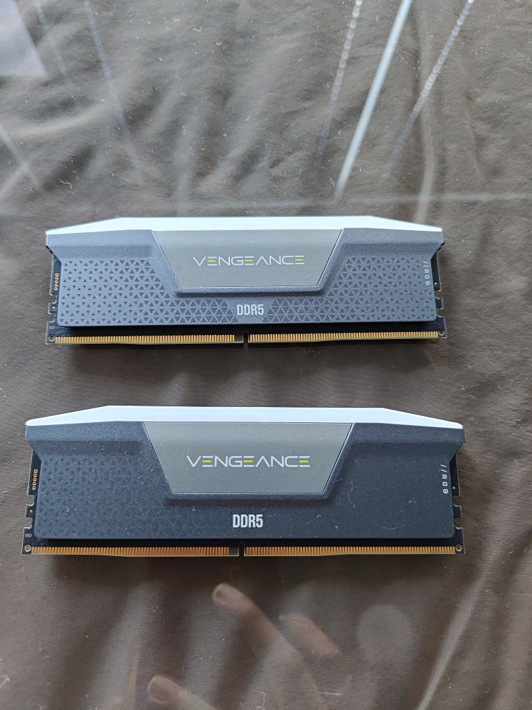 Corsair Vengeance RGB 32 GB (2 x 16 GB) DDR5-6000 CL36 Memory