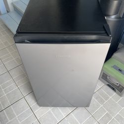Small Refrigerator 4.4 Cu
