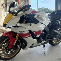 2022 Yamaha R1 60th Anniversary Edition