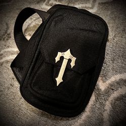 Trapstar ‘T’ Small Sling Bag (Wallet/Phone/Keys) Black/Silver