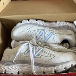 New Women’s Size 9 Wide Tennis Shoe