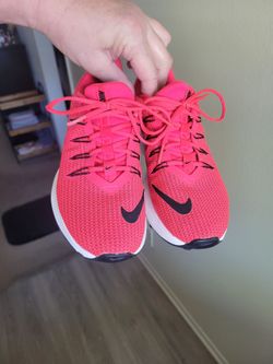 Like New womens Nike Running (SZ 6)