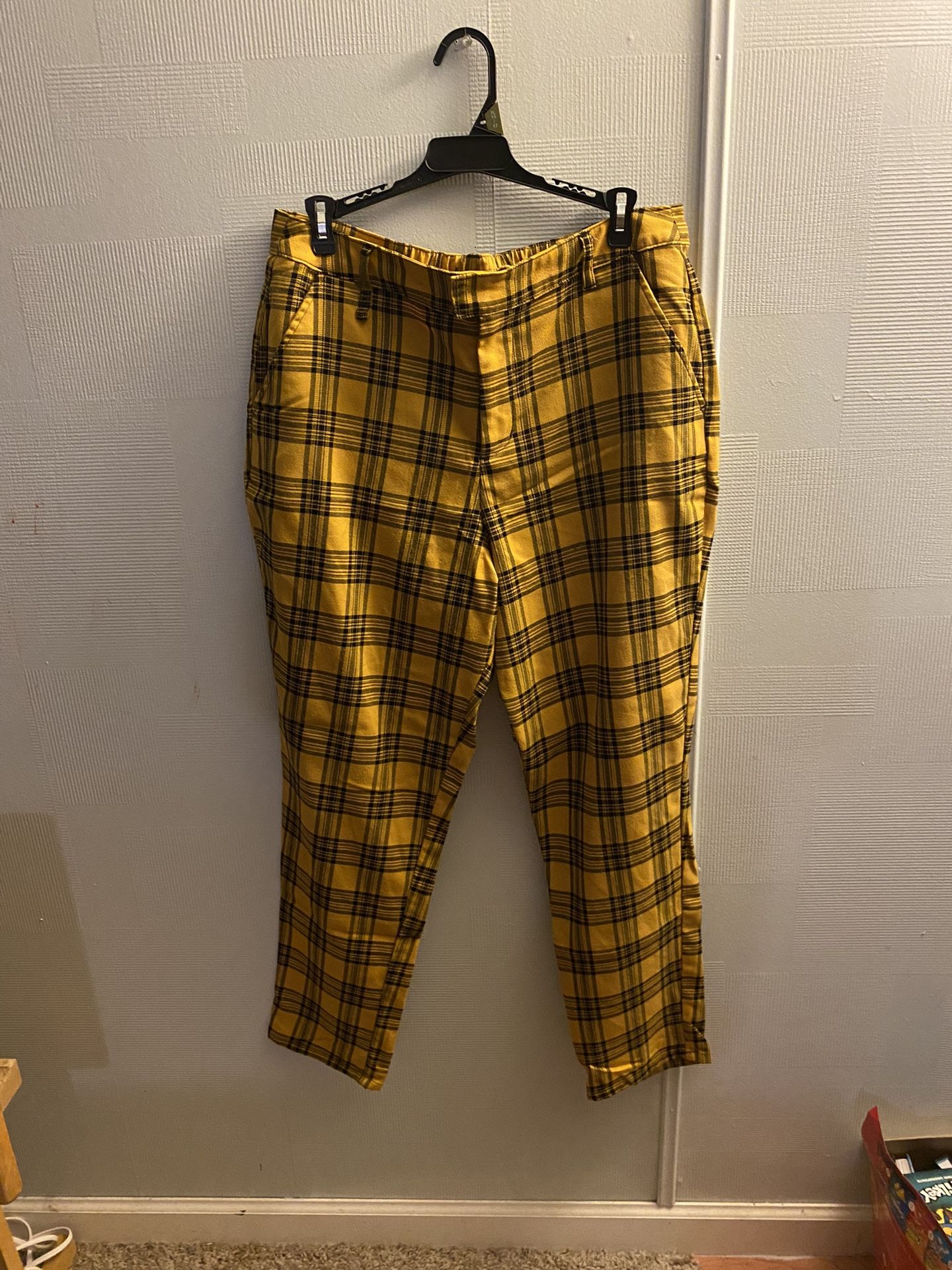 Hot Topic Women’s Yellow Cargo Pants