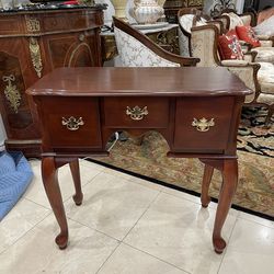 Beautiful Vintage Queen Ann Mahogany Lowboy-Console Table Featuring 3 Drawers with Brass Handles🌷