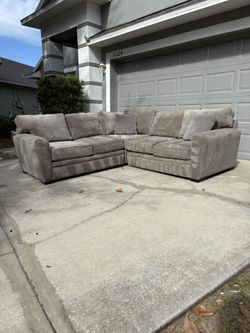 Harvertys Gray Sectional (Delivery Available!)
