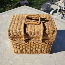 Lidded Wicker Picnic Basket With Folding Handles