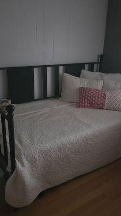Daybed with trundle