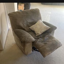 Soft Plush Green Over Sized Recliner Nonsmoking/no-pets/kids