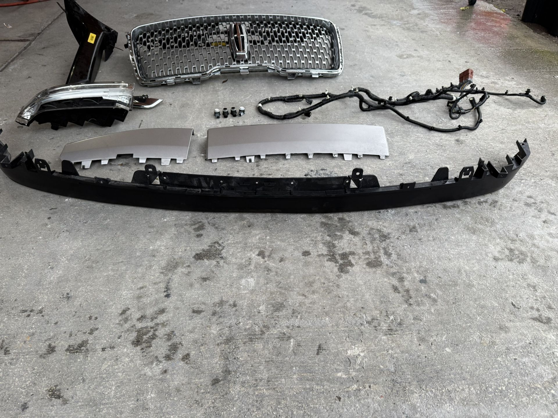 MINT !!! 2018-2021 Lincoln Navigator Front Bumper Parts & Grille Assembly OEM