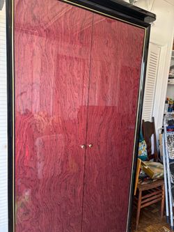 Big closet new never use. Extra big . And too high.