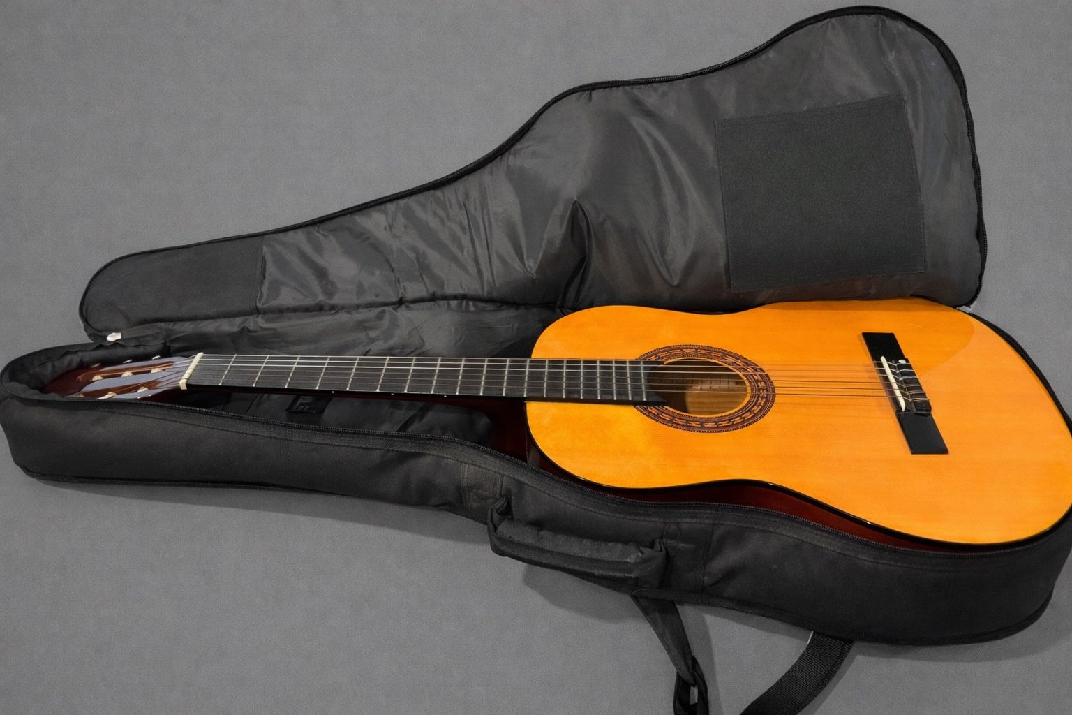 🎸 Classical Montana Acoustic Guitar Bundle – With Soft Case + Wall Mounts