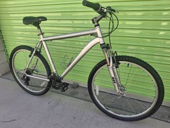 SPECIALIZED MOUNTAIN BIKE 21 SPEEDS TIRE 26 SIZE L